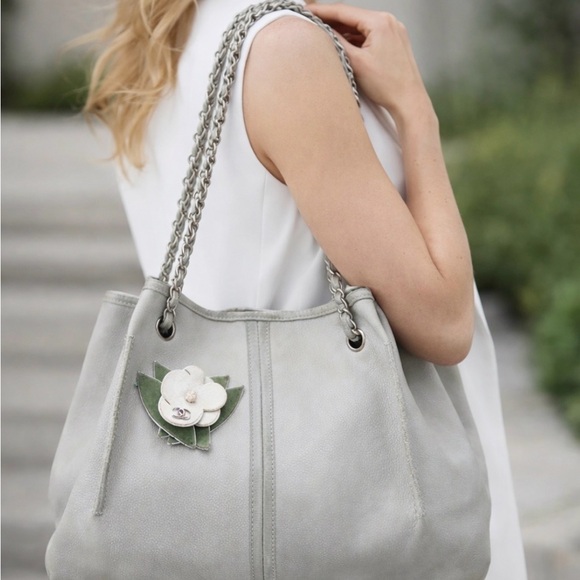 CHANEL Nubuck Camelia Gray Vintage Shoulder Bag with Elegant Chains - Picture 3 of 17